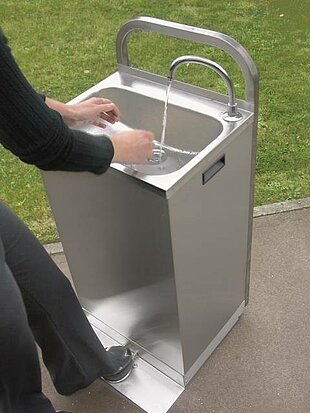 Mobiles Handwaschbecken in Benutzung